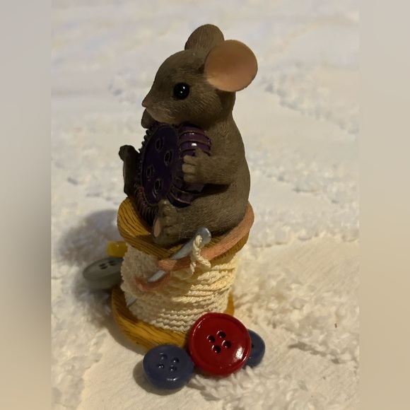 Charming Tails collectible figurine by Fitz and Floyd. Cute As A Button - Picture 2 of 4
